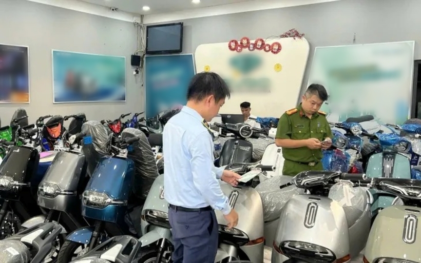 Đoàn kiểm tra phát hiện, tạm giữ trên 50 chiếc xe máy điện nhãn hiệu NIJIA và một số xe nhãn hiệu khác có dấu hiệu nghi vấn là hàng giả. Ảnh: Thời báo VTV
