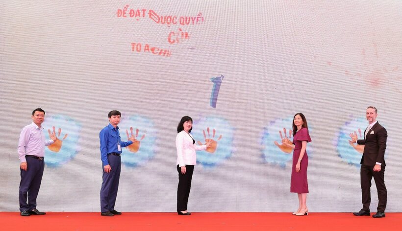 Các đại biểu bấm nút hưởng ứng Ngày Dân số thế giới năm 2025. Ảnh: Trần Minh