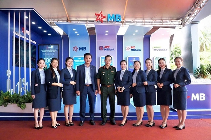Thiếu tướng Lưu Trung Thái, Chủ tịch HĐQT MB cùng cán bộ nhân viên tại sự kiện.