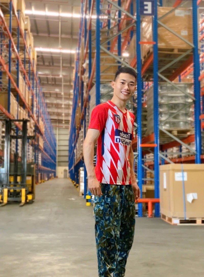 Anh Trần Văn Nam đã cứu cháu bé kịp thời trên đường ray tàu hỏa. Ảnh: VietNamNet