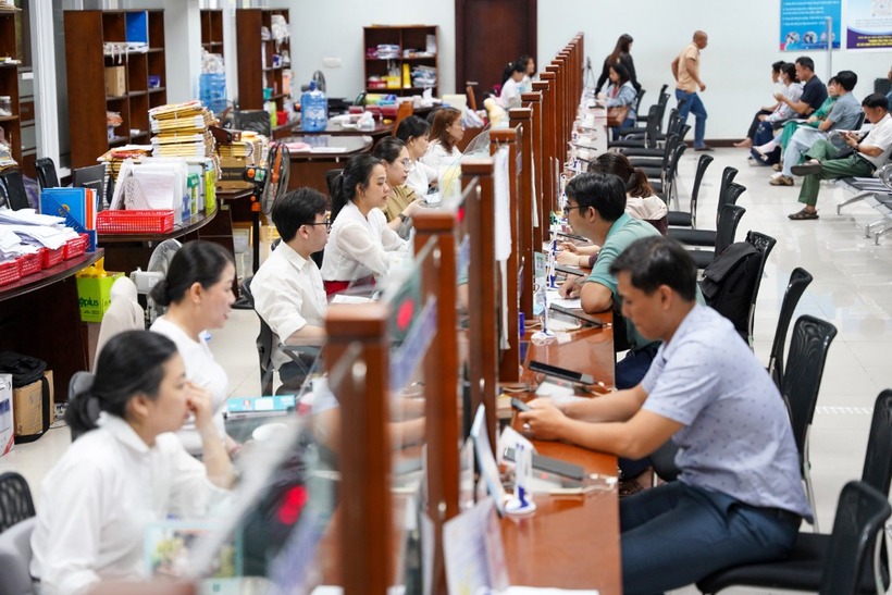 Công chức Đà Nẵng làm việc tại Trung tâm hành chính Đà Nẵng, tháng 5/2024. (Ảnh: VnExpress)