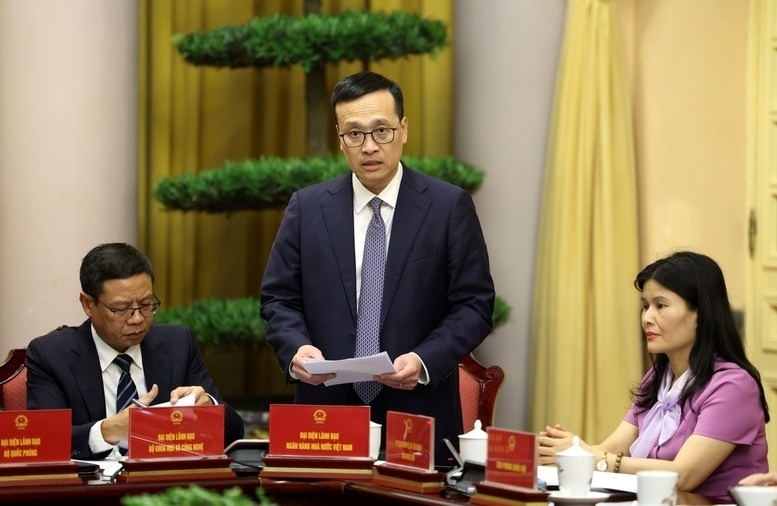 Phó Thống đốc Ngân hàng Nhà nước Phạm Quang Dũng giới thiệu Luật sửa đổi, bổ sung một số điều của Luật Các tổ chức tín dụng - Ảnh: VGP/Đức Tuân