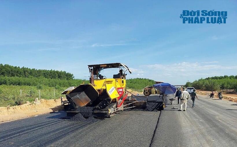 Tại khu vực thuận lợi về mặt bằng, các nhà thầu đang tăng tốc hoàn thành các hạng mục cuối