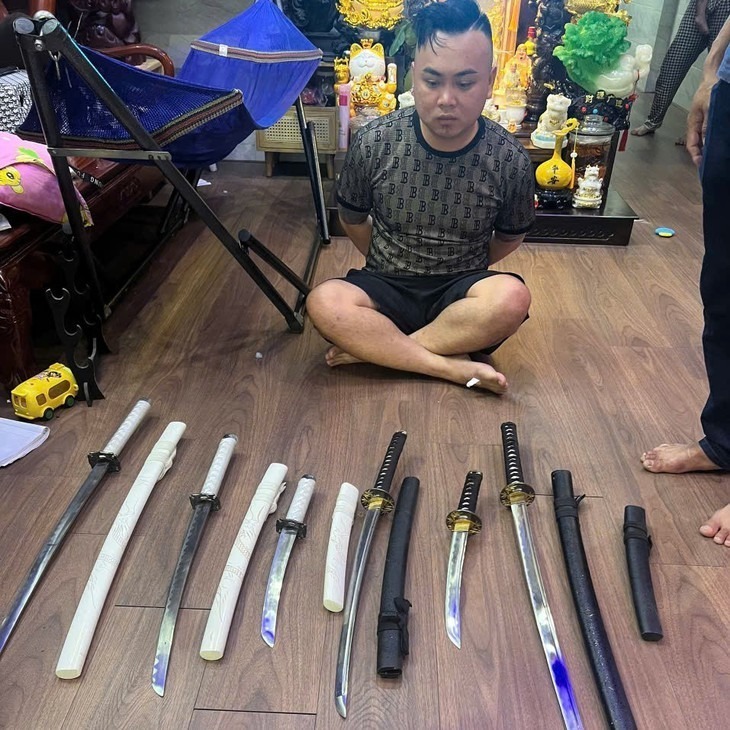 Đối tượng “Trung AK” cùng tang vật thu giữ trong chuyên án. Ảnh: Tuổi trẻ