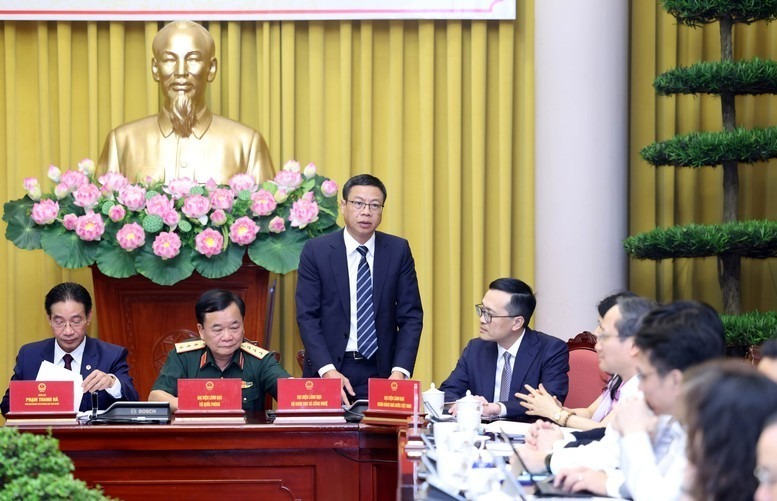 Thứ trưởng Bộ Khoa học và Công nghệ Lê Xuân Định giới thiệu 5 luật - Ảnh: VGP/Đức Tuân