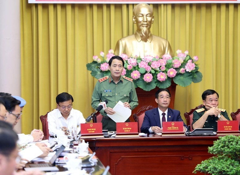 Thượng tướng Lê Quốc Hùng - Thứ trưởng Bộ Công an giới thiệu Luật Bảo vệ dữ liệu cá nhân - Ảnh: VGP/Đức Tuân