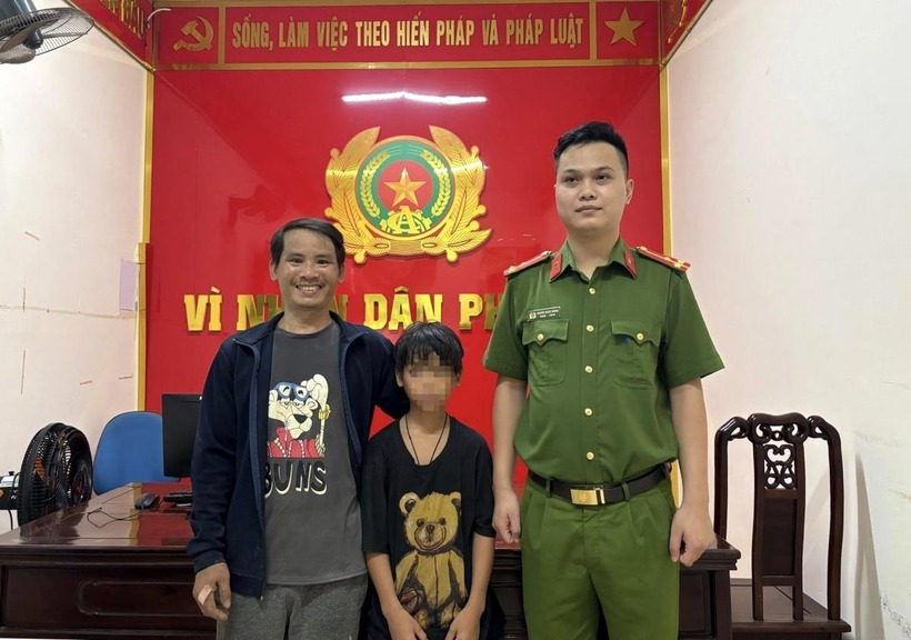 Công an xã Quế Phong bàn giao cháu Nguyễn Phong H. cho gia đình. (Ảnh: Công an TP.Đà Nẵng)