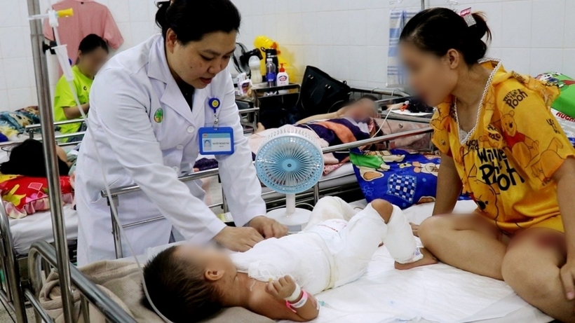 Bệnh nhi được điều trị tích cực ở bệnh viện sau khi ghép da. Ảnh: Tri Thức
