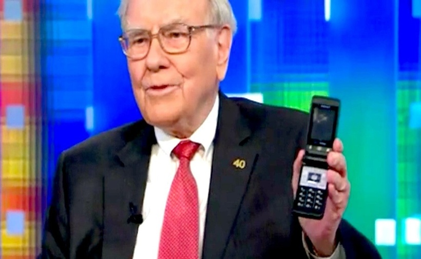 Tỷ phú Buffett đã có một thời gian dài gắn bó với điện thoại gập trước khi chuyển sang sử dụng iPhone. (Ảnh: CNBC)