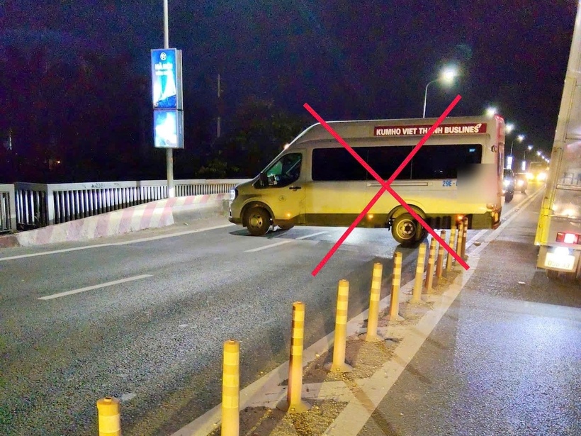 Xe khách 16 chỗ quay đầu trên cầu Thăng Long. Ảnh CACC