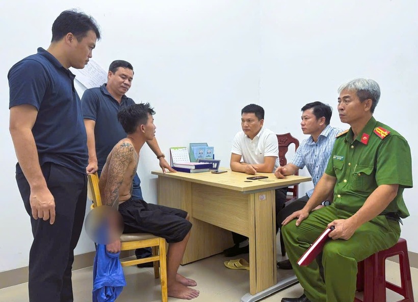 Thượng tá Lê Vấn - Trưởng phòng Cảnh sát hình sự (áo trắng) trực tiếp lấy lời khai đối tượng. Ảnh: VietNamNet