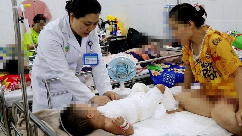 Bệnh nhi được điều trị tích cực tại bệnh viện sau khi ghép da. Ảnh: Znews