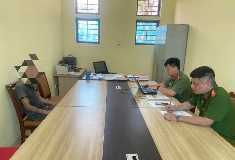 Nam thanh niên C.V.H làm việc với cơ quan công an. (Ảnh: Cơ quan công an)