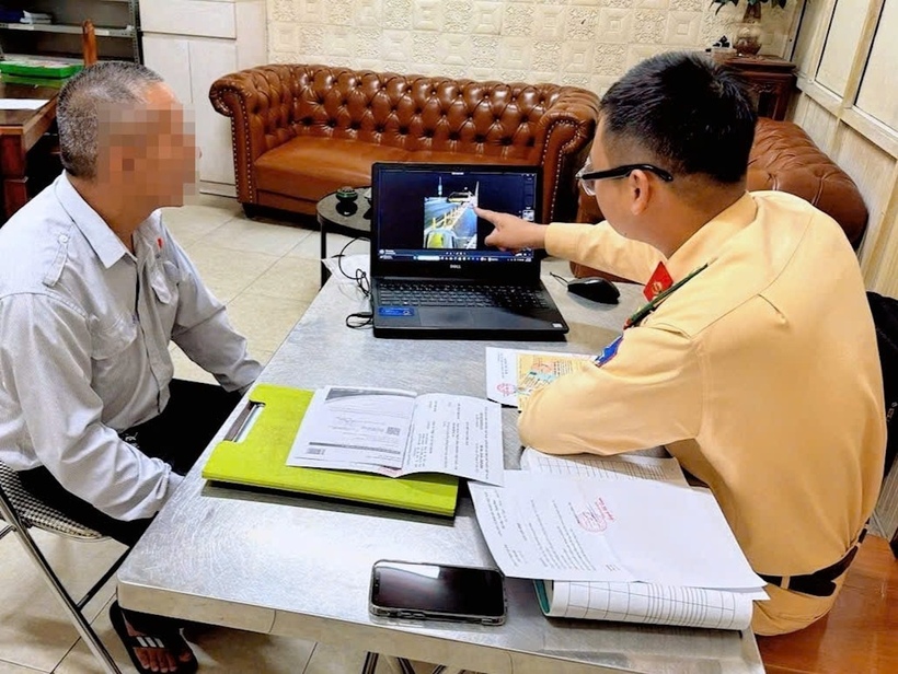 Làm việc với CSGT, ông L. thừa nhận hành vi vi phạm. Ảnh CACC
