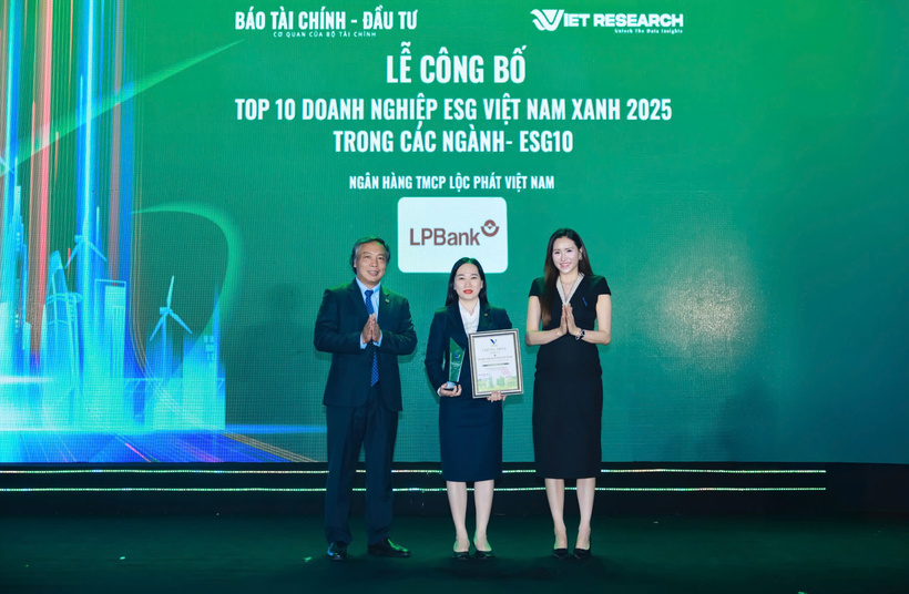Bà Nguyễn Thị Vui, Thành viên Ban điều hành (đứng giữa) đại diện LPBank nhận giải Top 10 Ngân hàng – ESG Việt Nam xanh 2025