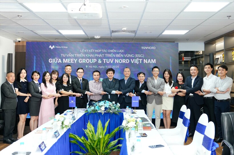 Đại diện hai bên và các khách mời chụp ảnh lưu niệm