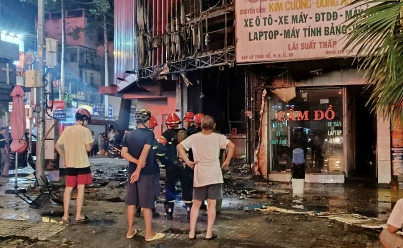 Hiện trường vụ cháy nhà ở trung tâm TP.HCM, khói lửa cuồn cuộn bao trùm mặt tiền khiến nhiều người hoảng sợ - 3