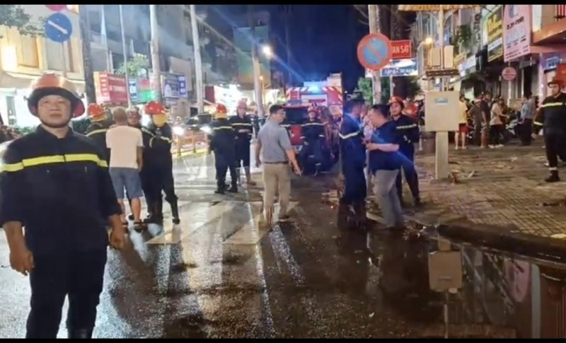 Lực lượng chức năng tại hiện trường vụ cháy.