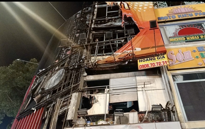 Hiện trường vụ cháy nhà ở trung tâm TP.HCM, khói lửa cuồn cuộn bao trùm mặt tiền khiến nhiều người hoảng sợ - 5