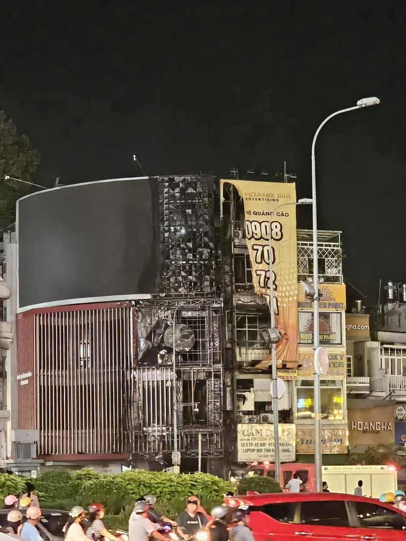 Hiện trường vụ cháy nhà ở trung tâm TP.HCM, khói lửa cuồn cuộn bao trùm mặt tiền khiến nhiều người hoảng sợ - 4