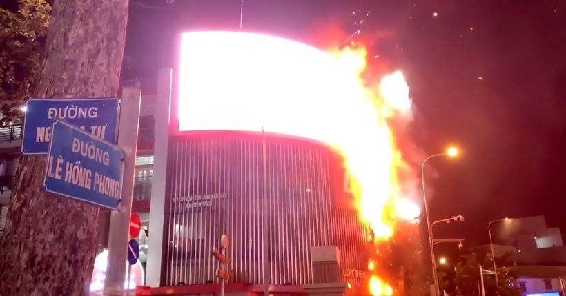 Hiện trường vụ cháy nhà ở trung tâm TP.HCM, khói lửa cuồn cuộn bao trùm mặt tiền khiến nhiều người hoảng sợ - 2