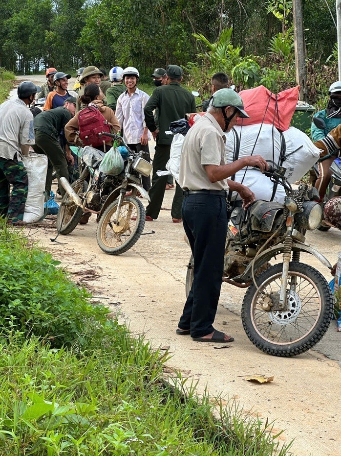 Người dân đổ về các xã vùng núi Đà Nẵng để tìm nhặt ươi bay. (Ảnh: Người lao động)