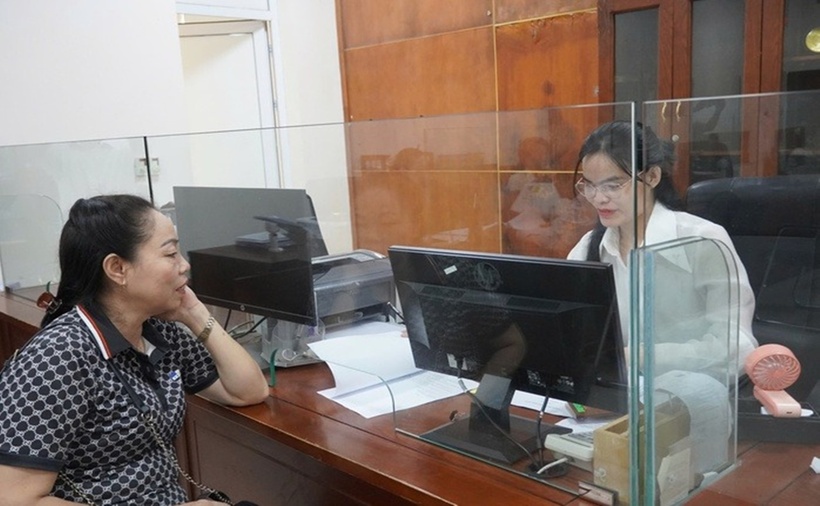 Người thân đến làm thủ tục khai sinh cho cháu bé Thái Lan. (Ảnh: Người lao động)