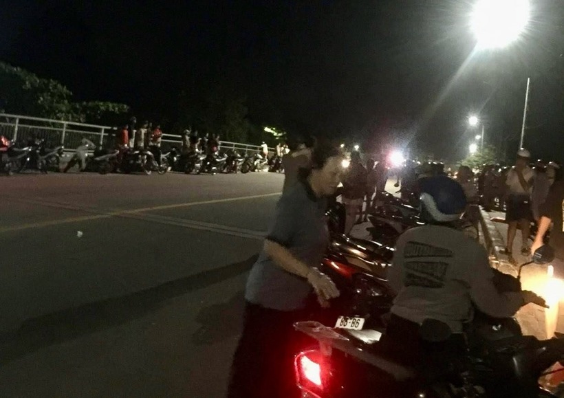 Cầu Láng Gòn - nơi người đàn ông nhảy cầu khiến nhiều người phải tìm kiếm. Ảnh: Lao động