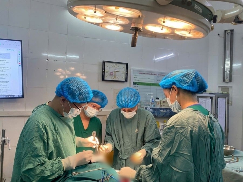 Các bác sĩ tiến hành phẫu thuật cho bệnh nhi. Ảnh: Giáo Dục và Thời Đại