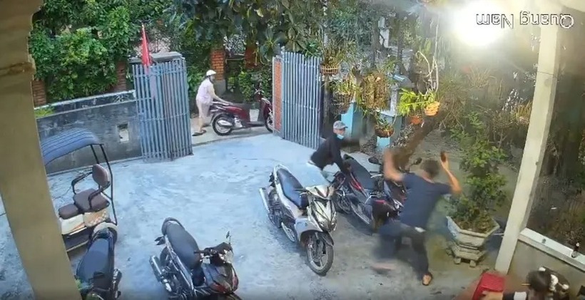 Camera ghi lại hiện trường án mạng khiến nam thanh niên tử vong ở Huế. Ảnh: PLO