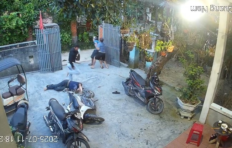 Hiện trường anh H.Đ.D bị 2 đối tượng mang hung khí xông vào đánh tử vong. (Ảnh do camera nhà dân ghi lại)