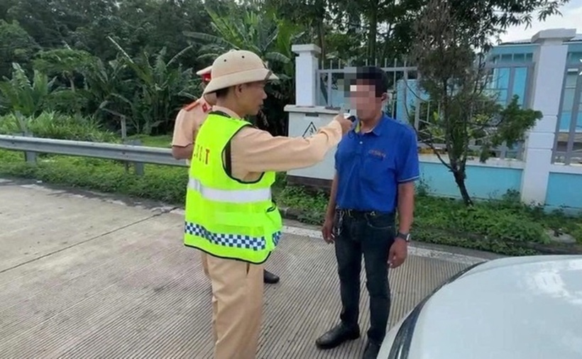 Nam tài xế vi phạm nồng độ cồn vẫn lái ô tô chở 45 khách trên cao tốc. (Ảnh: Thanh niên)