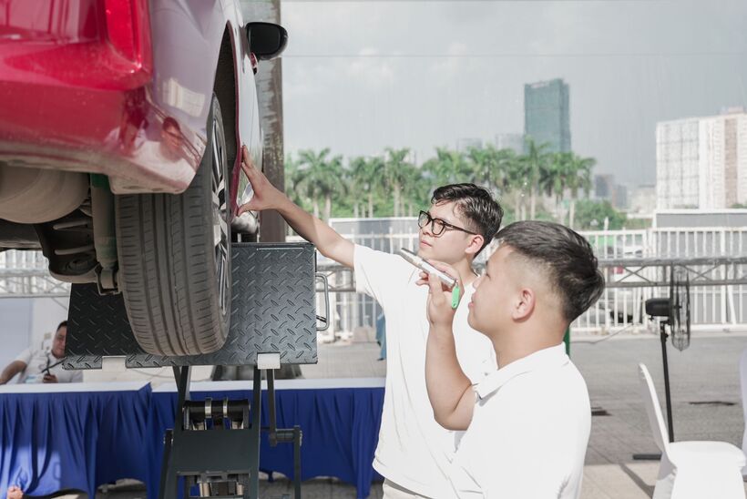 Anh Nguyễn Văn Hoàng (đeo kính) cho rằng những chính sách của VinFast hỗ trợ chủ xe xăng lên đời xe điện quá hấp dẫn