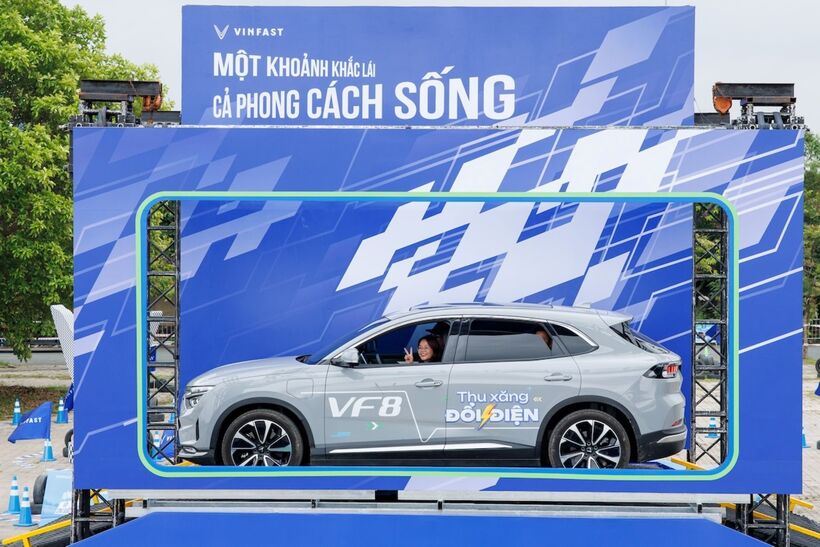Lái thử bộ đôi VinFast VF 7 và VF 8, người dùng nhận xét: “Tăng tốc quá tốt, động cơ êm ái, linh hoạt trong không gian hẹp” - 4