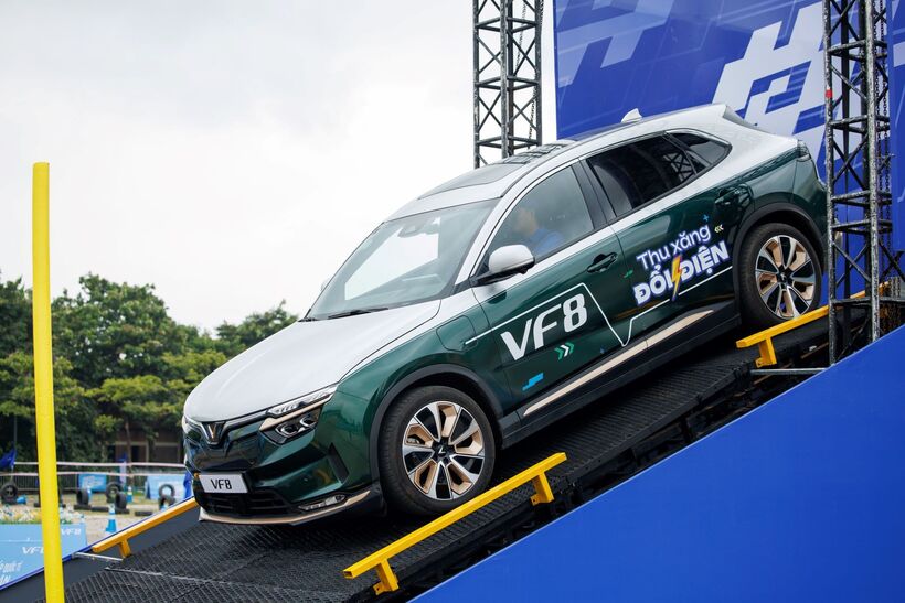 Mẫu VF 8 đã thuyết phục được đông đảo người dùng sau các bài test, từ ôm cua tới lên xuống dốc, tăng giảm tốc độ…