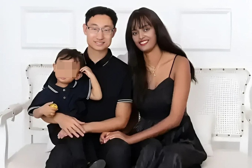 Anh Dương cùng vợ và con trai. Ảnh: Sohu.