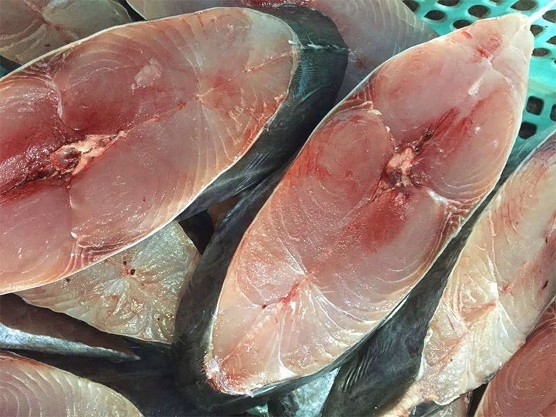 Nếu cá hồi được mệnh danh là “vua” trong làng cá giàu dinh dưỡng với giá thành cao ngất ngưởng, thì cá thu lại là “hoàng hậu” thầm lặng với giá bình dân. Ảnh minh họa