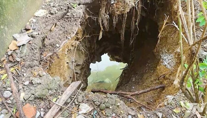 Phát hiện hố tử thần tại trường học ở Thái Nguyên. Ảnh: Lao động