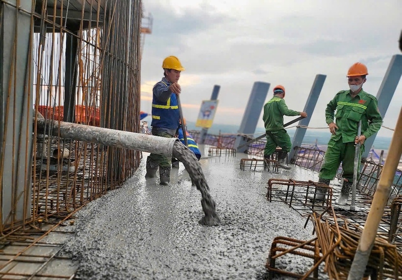 Công nhân thi công đổ sàn tầng mái cabin ở cao độ +113m của tháp kiểm soát không lưu dự án thành phần 2 “Các công trình phục vụ quản lý bay” thuộc dự án Cảng Hàng không quốc tế Long Thành, giai đoạn 1