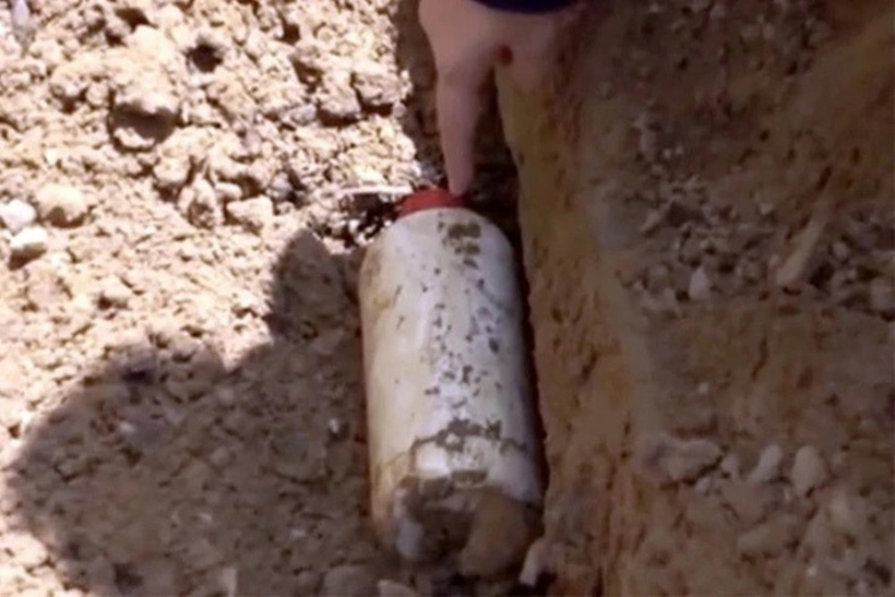 Cơ quan điều tra đã thu giữ một chai nhựa chứa tinh thể màu trắng, nặng 784 gam giấu tại một nghĩa trang ở địa phương. Ảnh: Báo Người lao động.