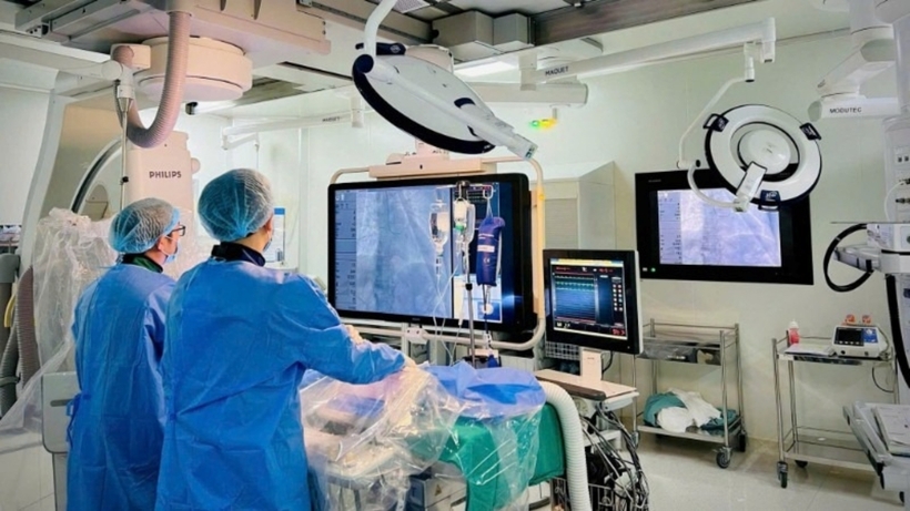 Các bác sĩ can thiệp cho bệnh nhân kịp thời. Ảnh: Nhân Dân