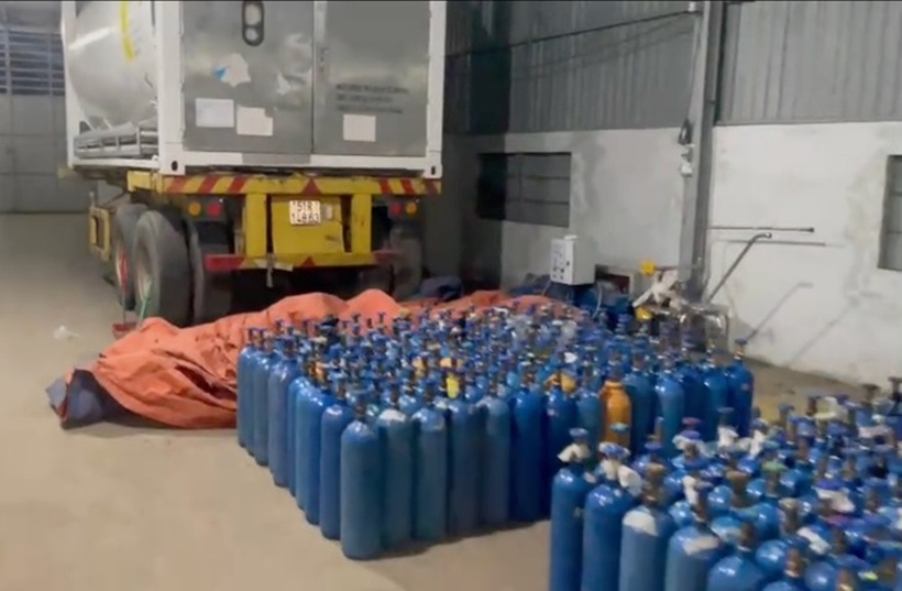 Công an đã thu giữ 1 bồn chứa khí cười dung tích 22 tấn, hơn 1.400 bình khí cười các loại, gần 100kg vỏ bóng. Ảnh: Báo Tuổi trẻ.