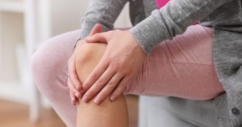 Việc đau nhức xương khớp khi trở trời là một hiện tượng phổ biến và có cơ sở khoa học rõ ràng. Ảnh minh họa