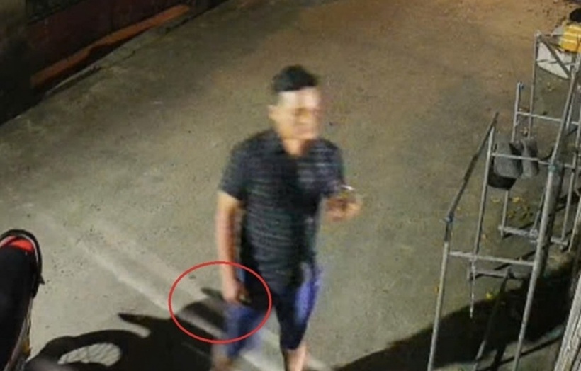 Người đàn ông đứng phía trước nhà lấy hung khí ra đe dọa giết cả nhà rồi sau đó bỏ đi. Ảnh: Báo Công an Nhân dân.