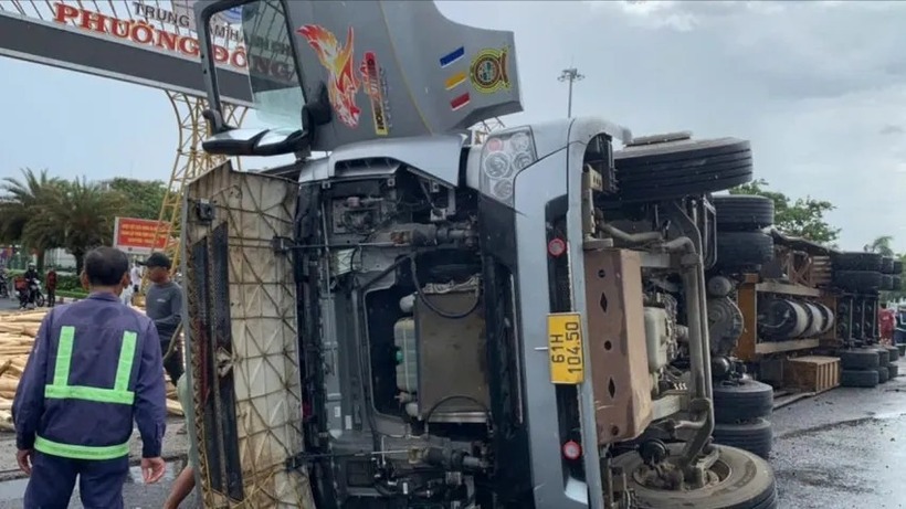 Xe chở gỗ bị lật. (Ảnh: Pháp luật TP.HCM)