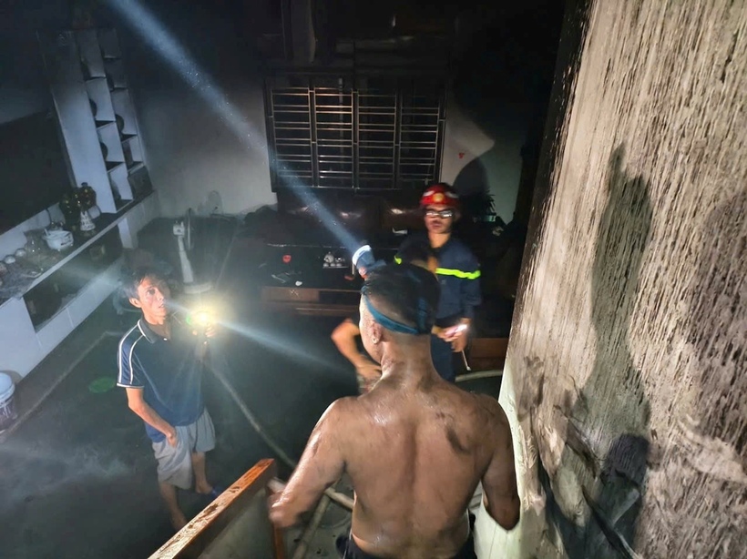 Đến khoảng 23h50 cùng ngày đám cháy được dập tắt hoàn toàn