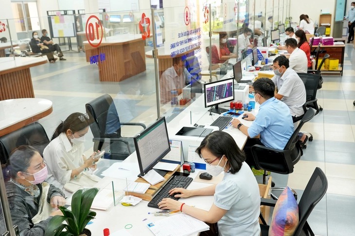 Người dân làm thủ tục hành chính tại UBND quận Tân Phú, TP.HCM. (Ảnh: Tuổi trẻ)