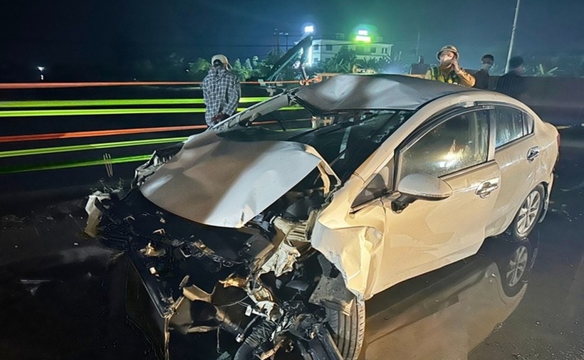 Chiếc ô tô hư hỏng nặng sau vụ tai nạn. (Ảnh: Tuổi trẻ)