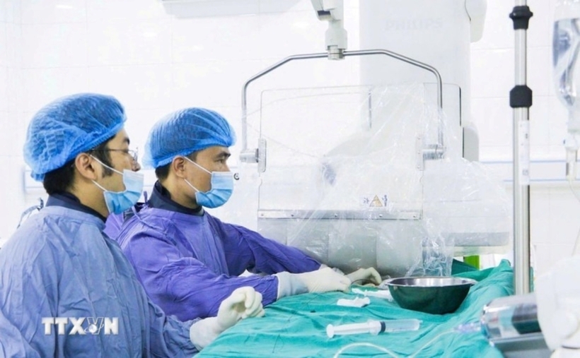 Các bác sĩ cấp cứu cho người bệnh bị chấn thương sọ não, vỡ thận do tai nạn giao thông. Ảnh: TTXVN