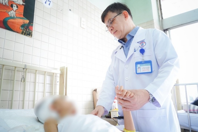 Bệnh nhi hồi phục tích cực sau hơn 2 tháng điều trị. Ảnh: VietNamNet.